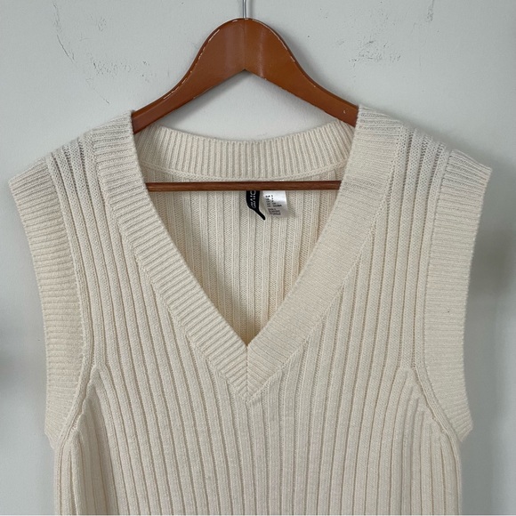 🤍H&M🤍 Oversized Sweater Vest - Picture 6 of 8